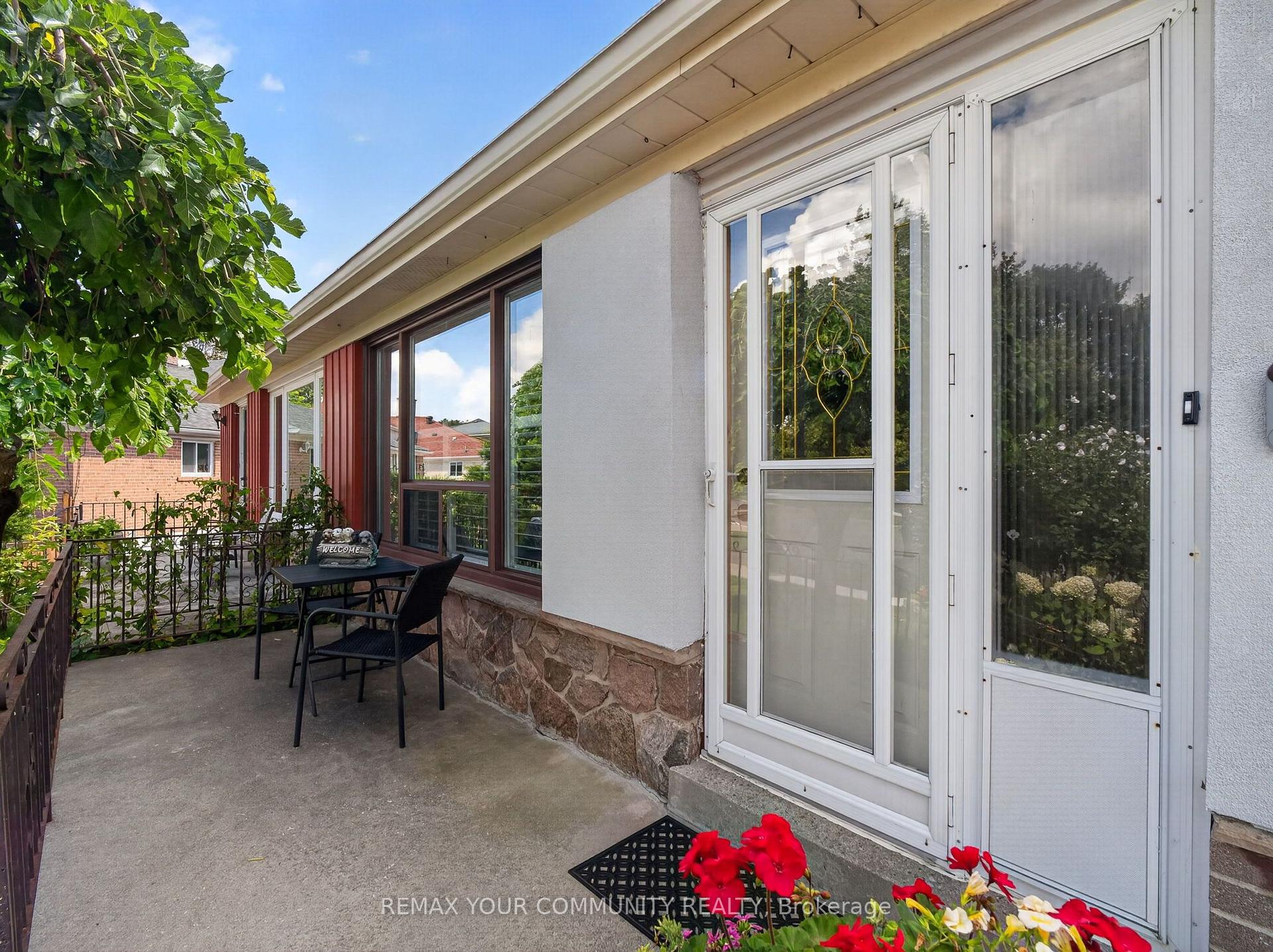 Photo 4 of 36 Crossbow Crescent, North York, Pleasant View — HOMEH