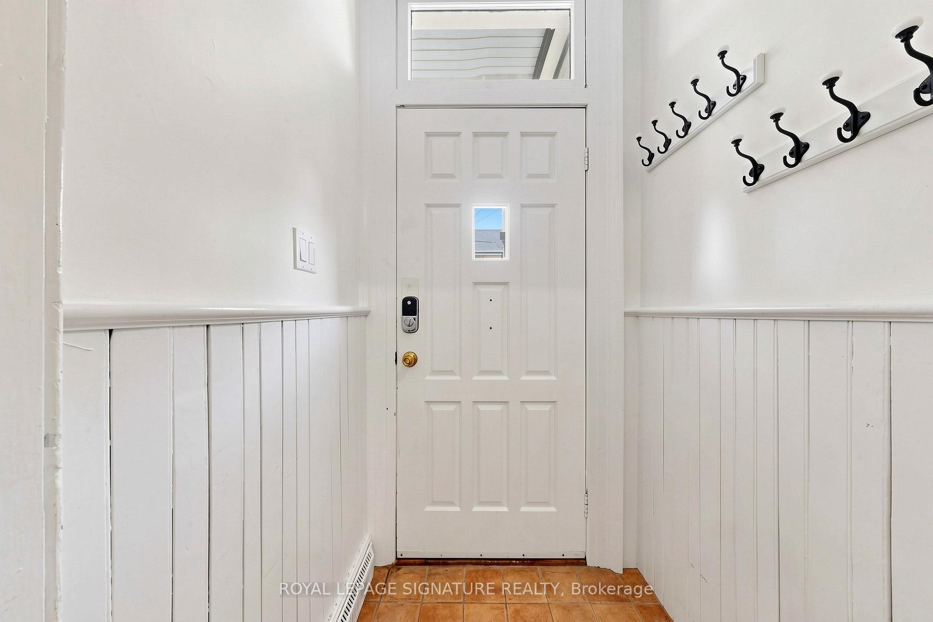 Photo 3 of Unit Upper, 363 Euclid Avenue, Toronto, Trinity-Bellwoods — HOMEH