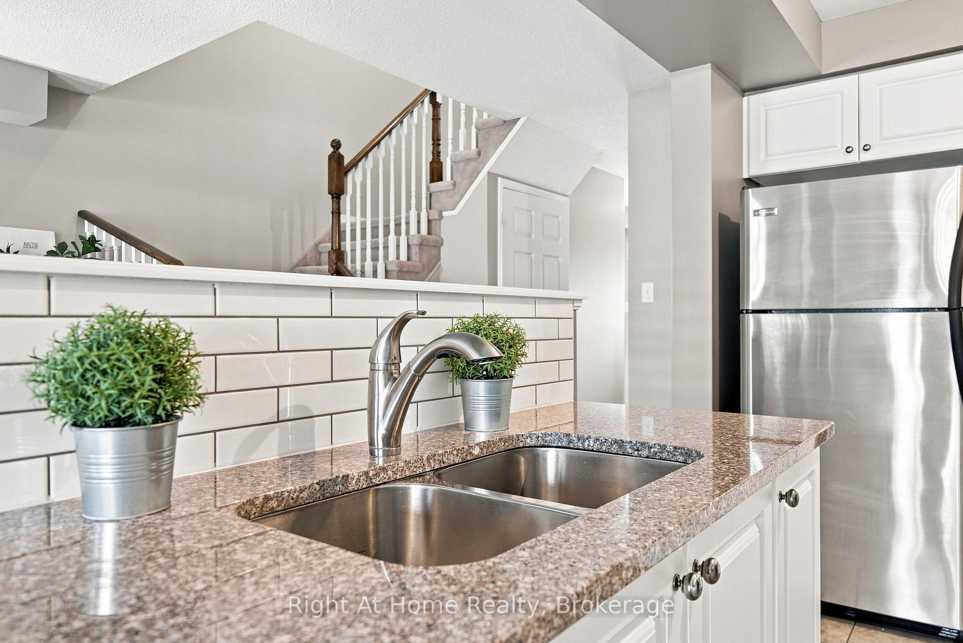 Photo 8 of Unit 46, 460 Woodmount Drive, Oshawa, Samac — HOMEH