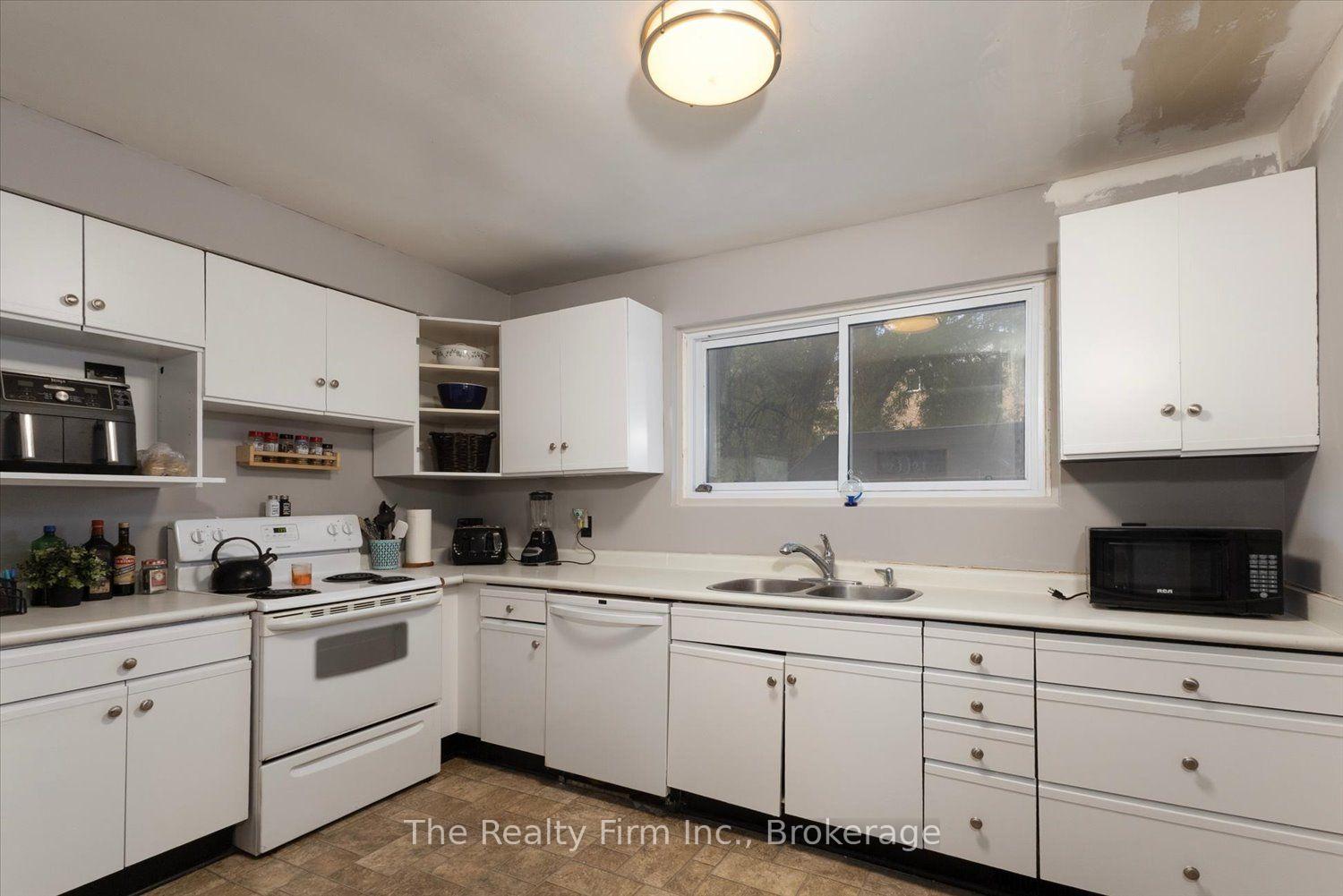 Photo 2 of 28 Nethercott Drive, Stratford — HOMEH