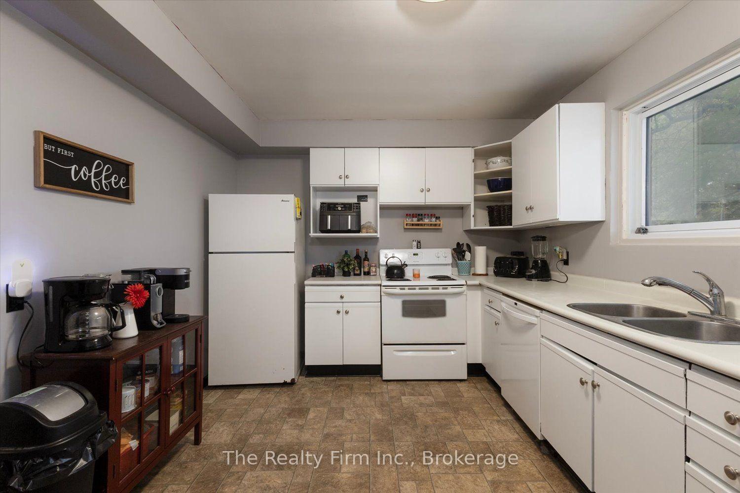 Photo 3 of 28 Nethercott Drive, Stratford — HOMEH