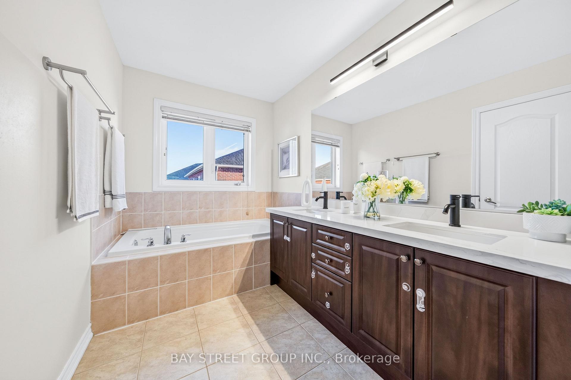Photo 22 of 8 Zeng Cheng Drive, Markham, Victoria Square — HOMEH