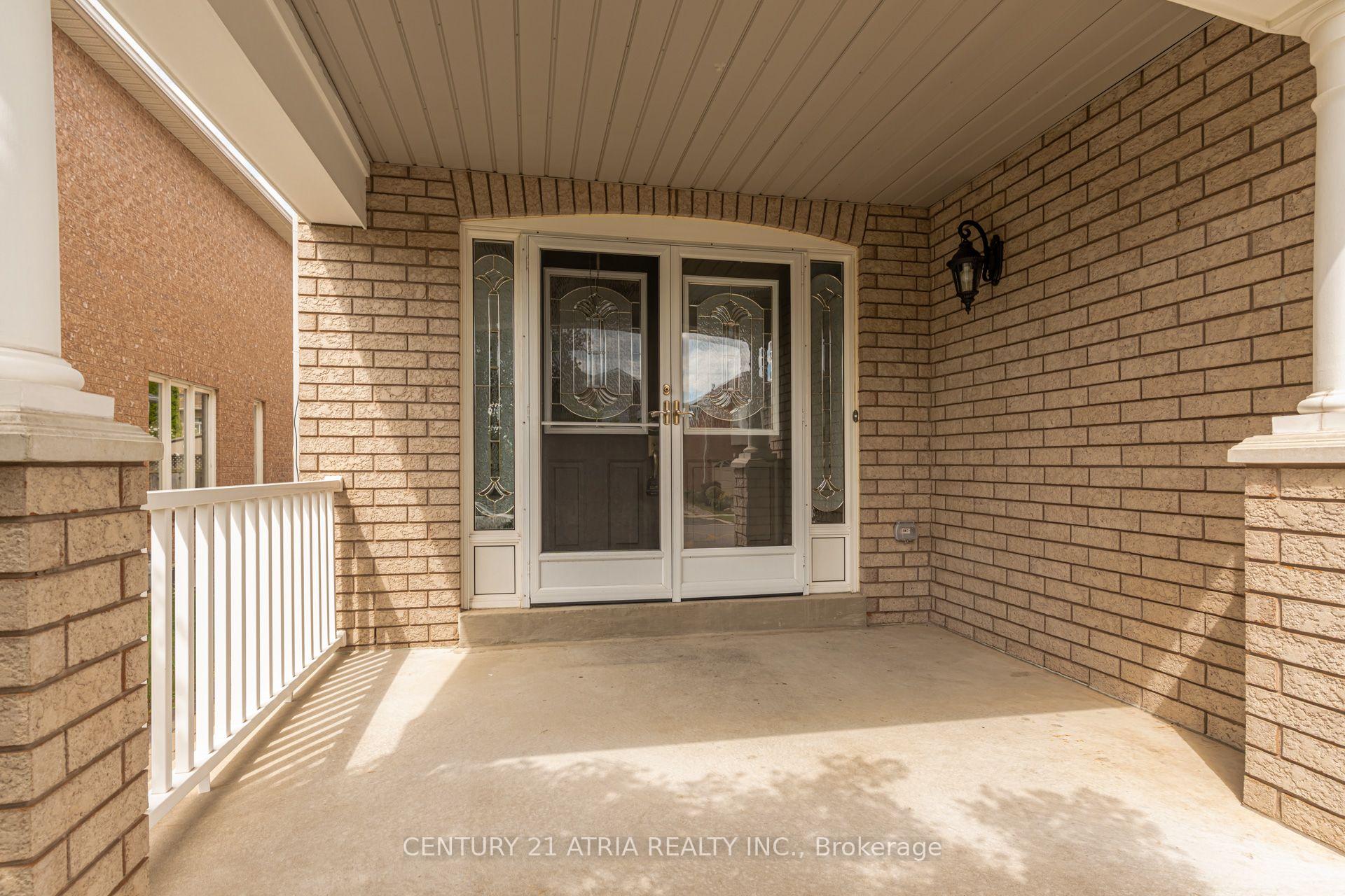 Photo 2 of 14 Robert Attersley Drive W, Whitby, Taunton North — HOMEH