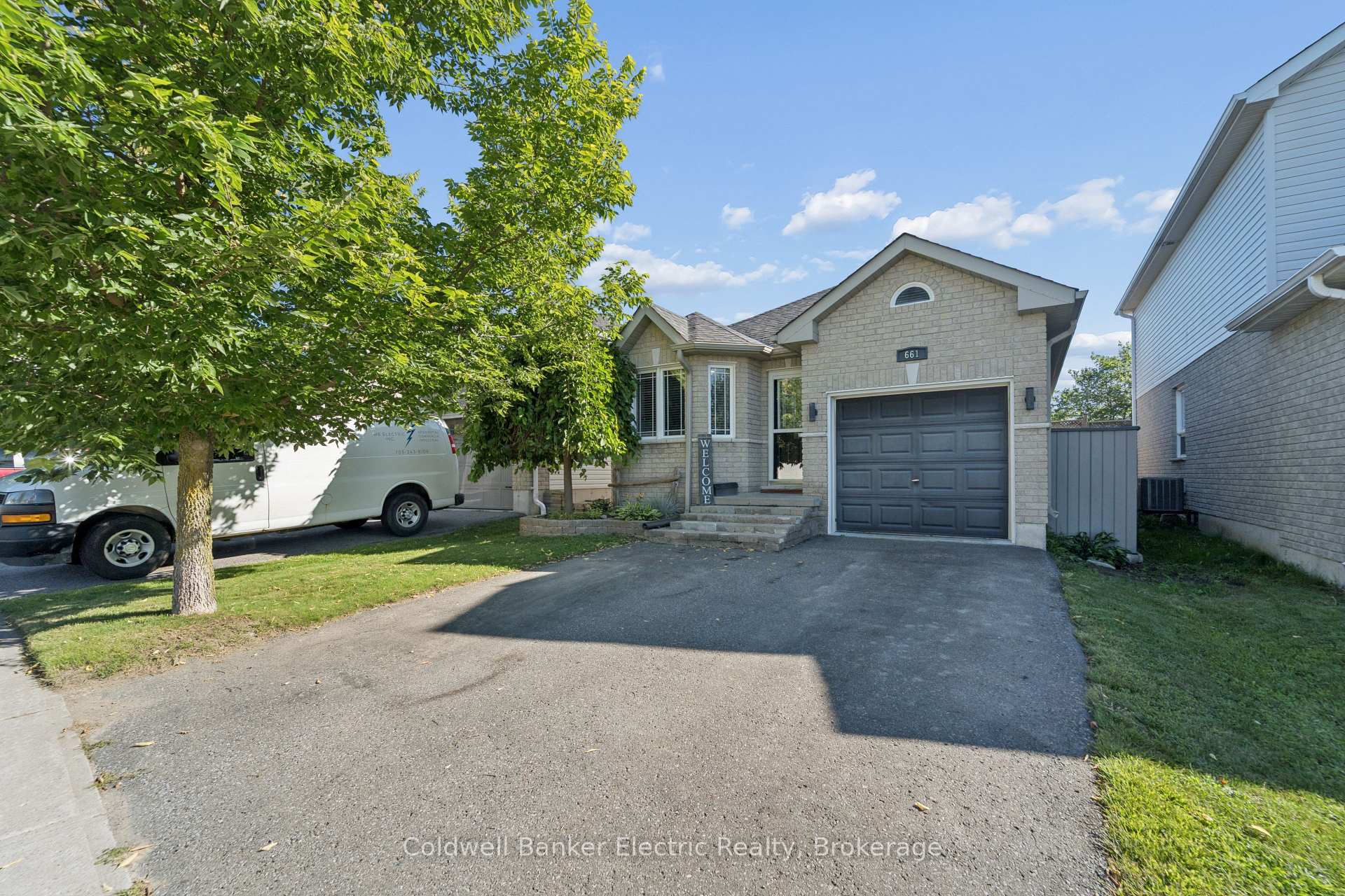 Photo 3 of 661 Clancy Crescent, Peterborough, Otonabee Ward 1 — HOMEH