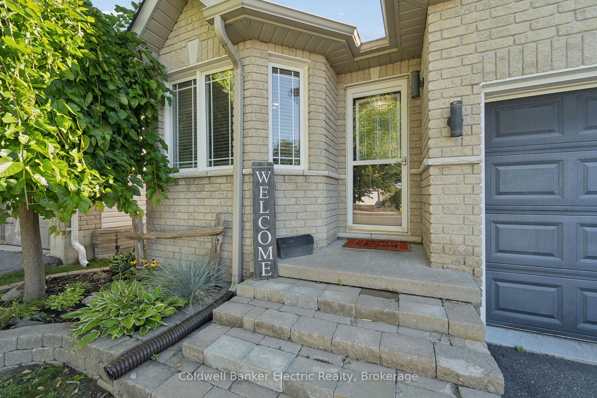 Photo 4 of 661 Clancy Crescent, Peterborough, Otonabee Ward 1 — HOMEH