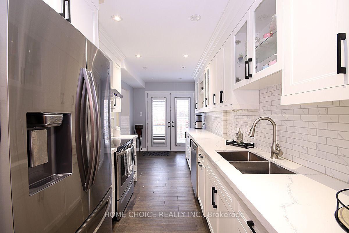 Photo 5 of 155 Hollandview Trail, Aurora, Bayview Wellington — HOMEH