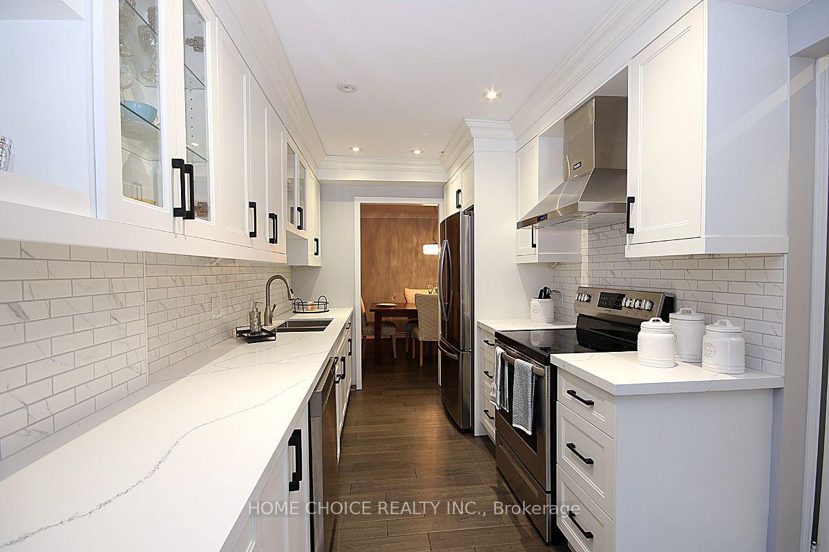 Photo 6 of 155 Hollandview Trail, Aurora, Bayview Wellington — HOMEH
