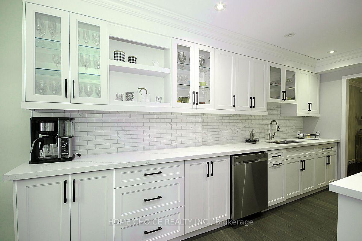 Photo 8 of 155 Hollandview Trail, Aurora, Bayview Wellington — HOMEH