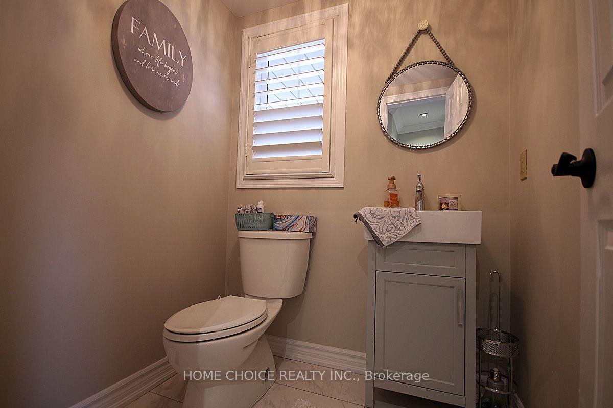 Photo 12 of 155 Hollandview Trail, Aurora, Bayview Wellington — HOMEH