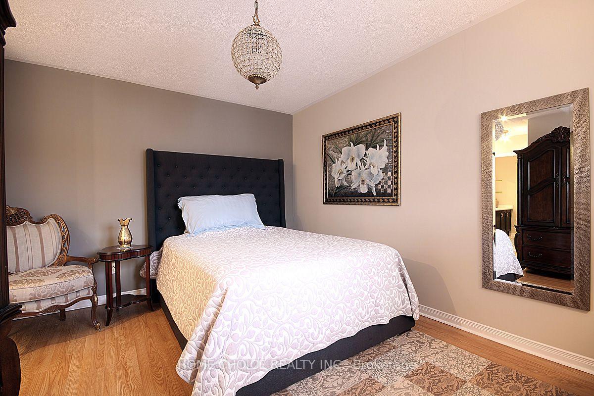 Photo 13 of 155 Hollandview Trail, Aurora, Bayview Wellington — HOMEH