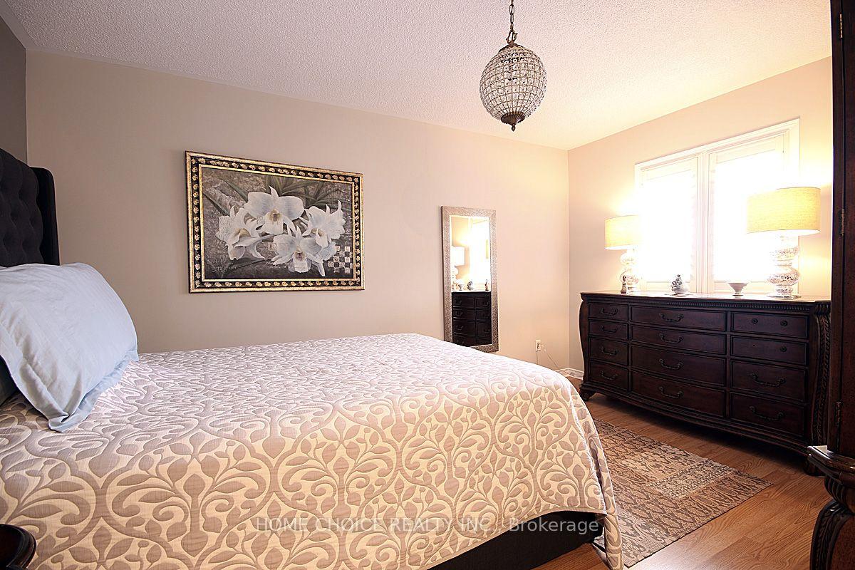 Photo 14 of 155 Hollandview Trail, Aurora, Bayview Wellington — HOMEH