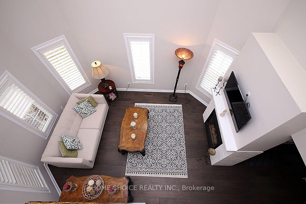 Photo 19 of 155 Hollandview Trail, Aurora, Bayview Wellington — HOMEH