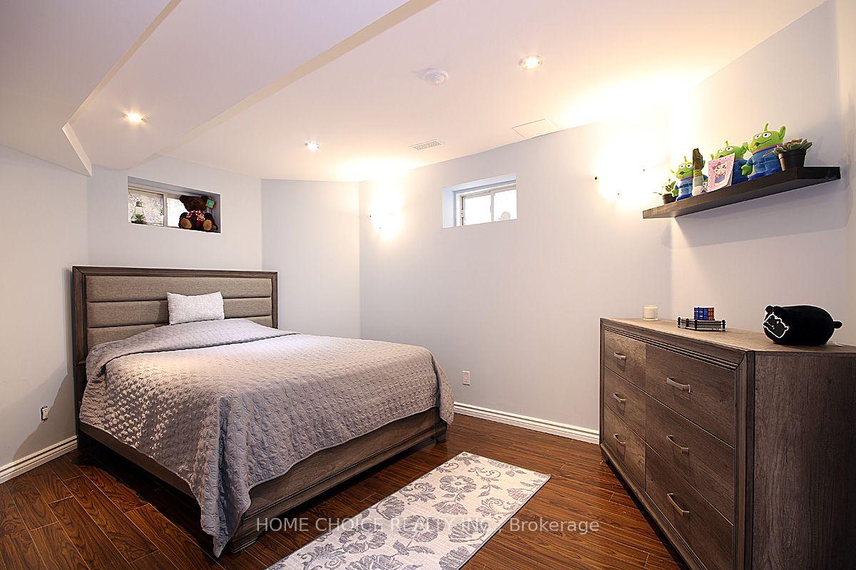 Photo 23 of 155 Hollandview Trail, Aurora, Bayview Wellington — HOMEH