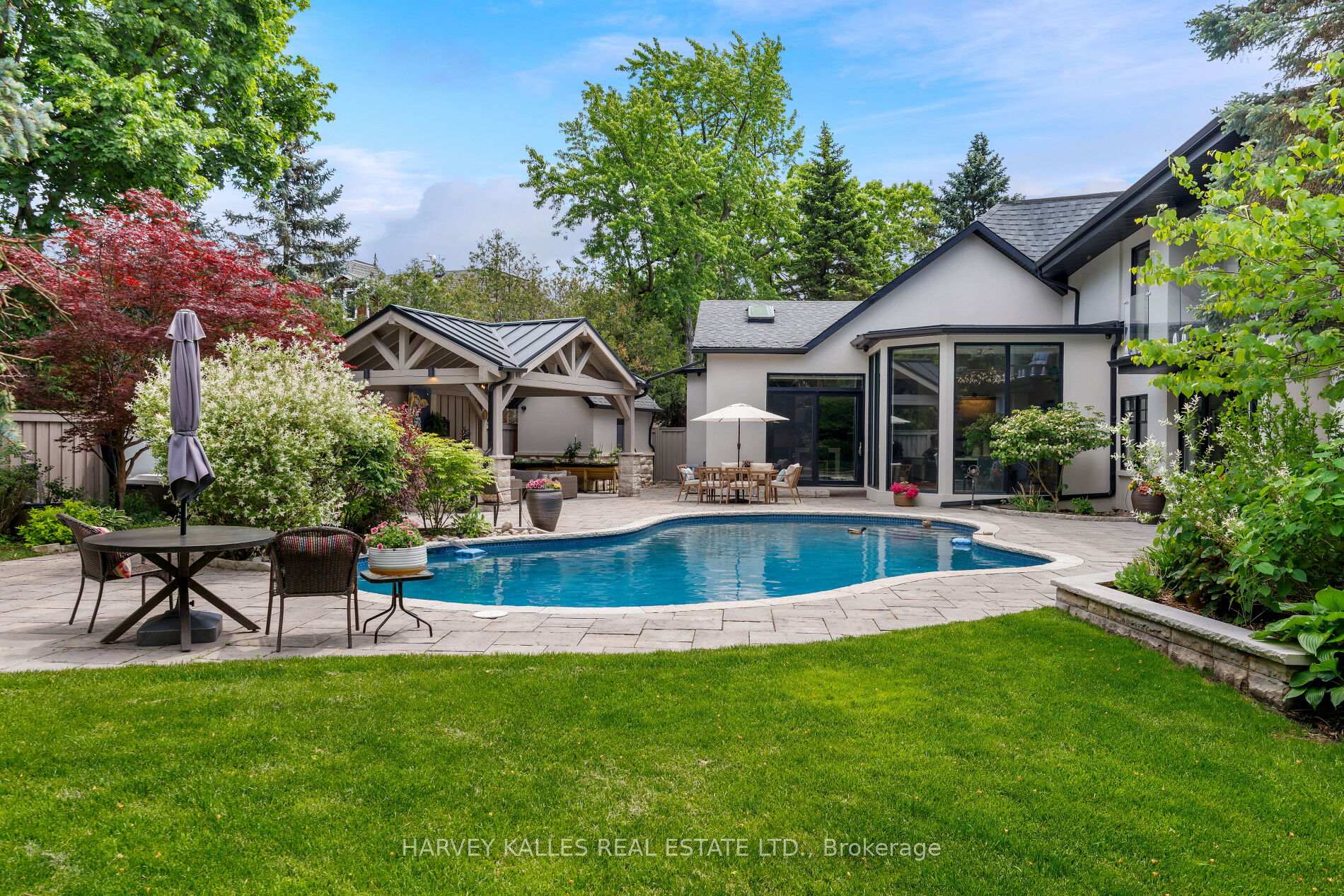 Photo 2 of 66 Thorncrest Road, Etobicoke, Princess-Rosethorn — HOMEH