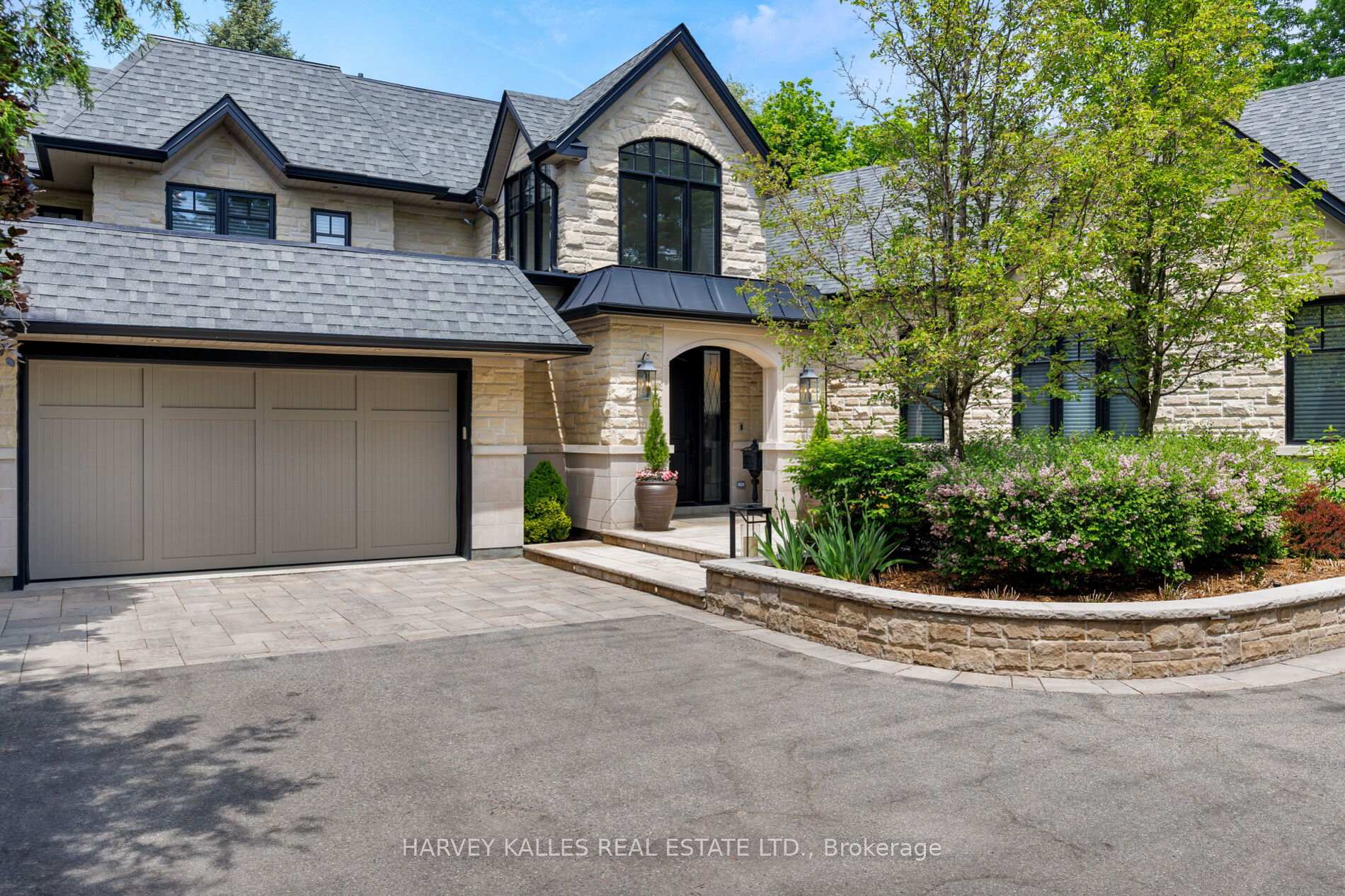 Photo 4 of 66 Thorncrest Road, Etobicoke, Princess-Rosethorn — HOMEH