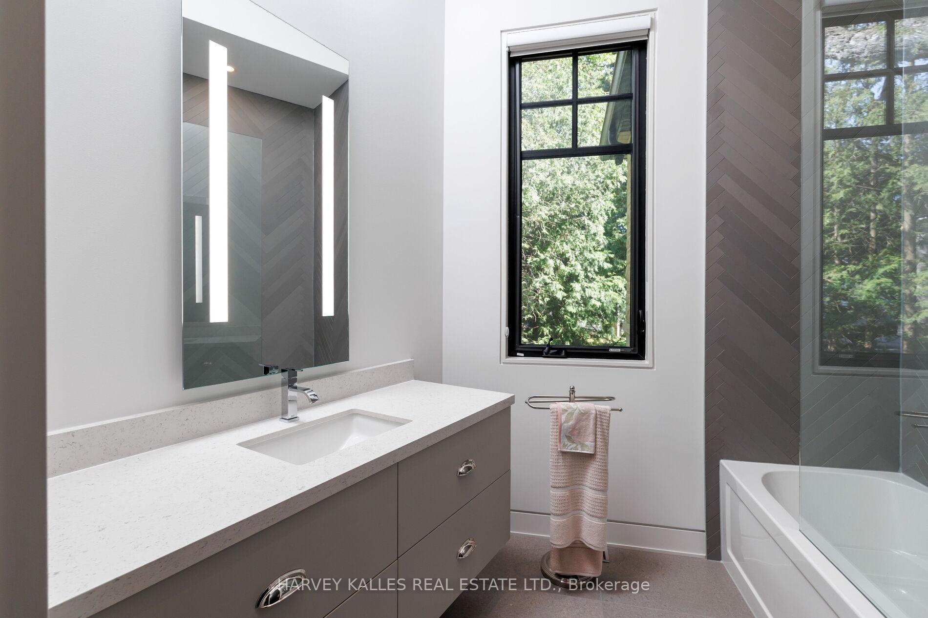 Photo 38 of 66 Thorncrest Road, Etobicoke, Princess-Rosethorn — HOMEH