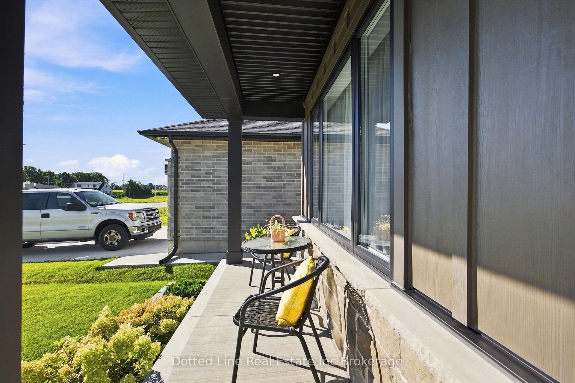 Photo 4 of 18 Walnut Drive, Tillsonburg — HOMEH
