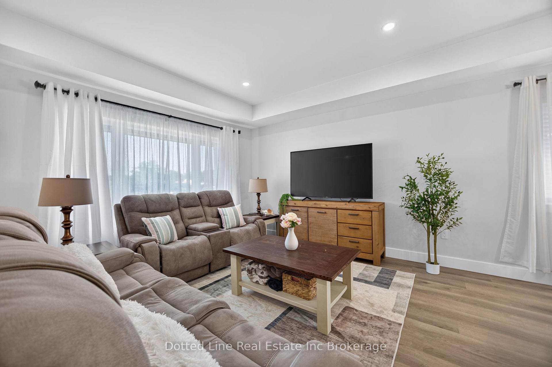 Photo 12 of 18 Walnut Drive, Tillsonburg — HOMEH