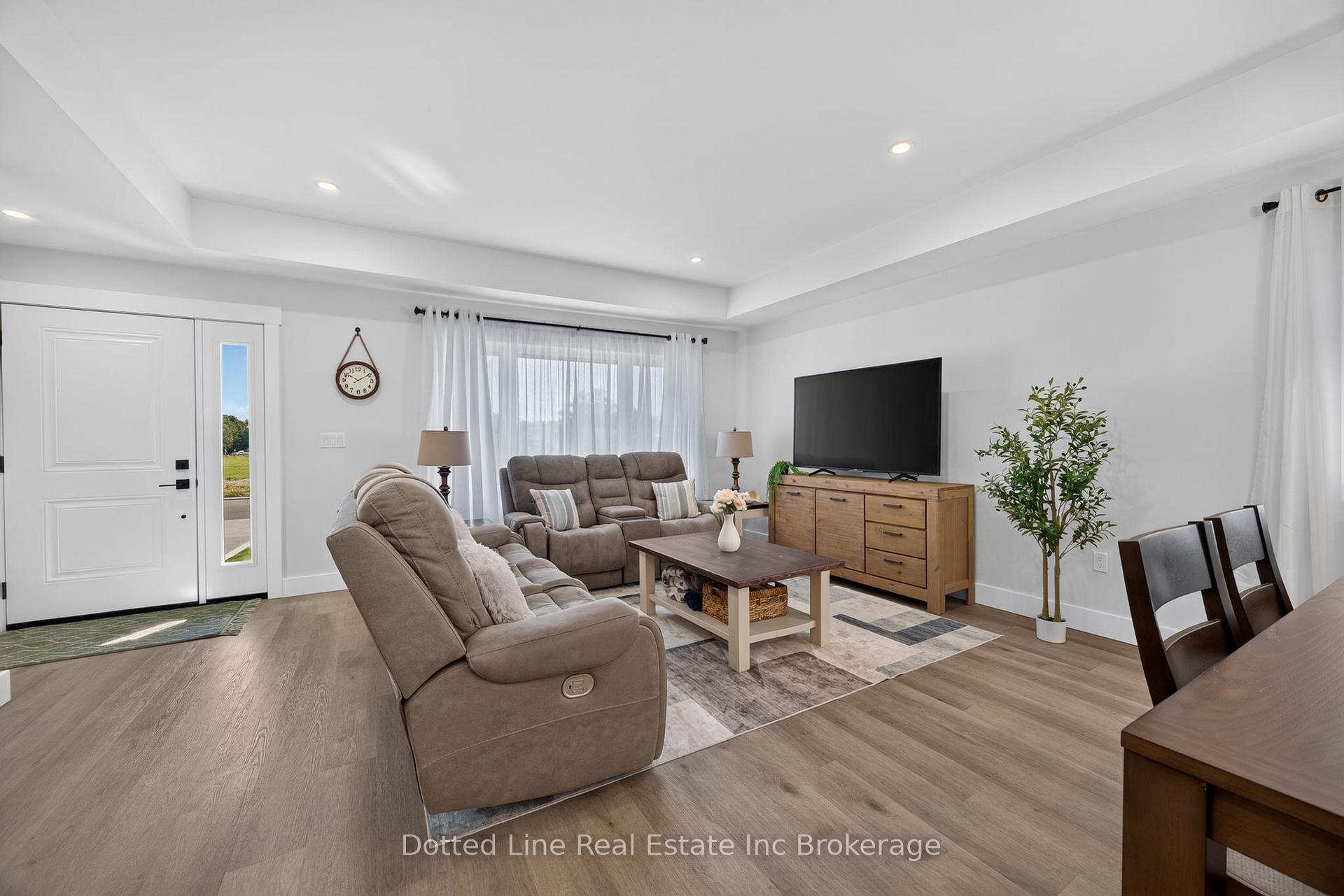 Photo 13 of 18 Walnut Drive, Tillsonburg — HOMEH