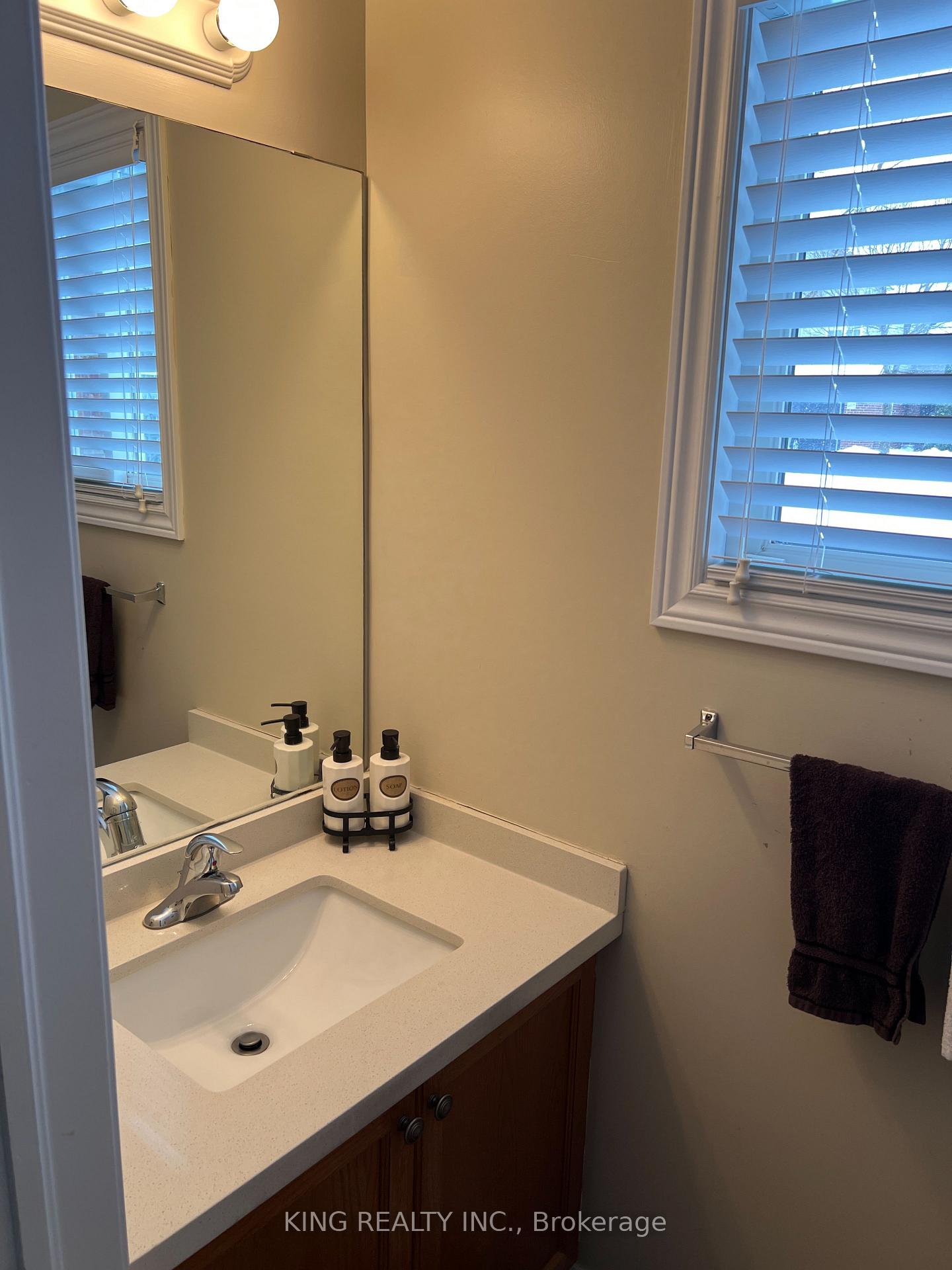 Photo 15 of 560 Garibaldi Avenue, London, North B — HOMEH