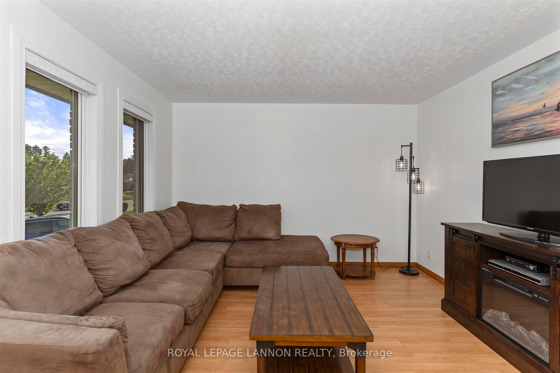 Photo 3 of 49 Wasco Drive, Thunder Bay, John Street South — HOMEH