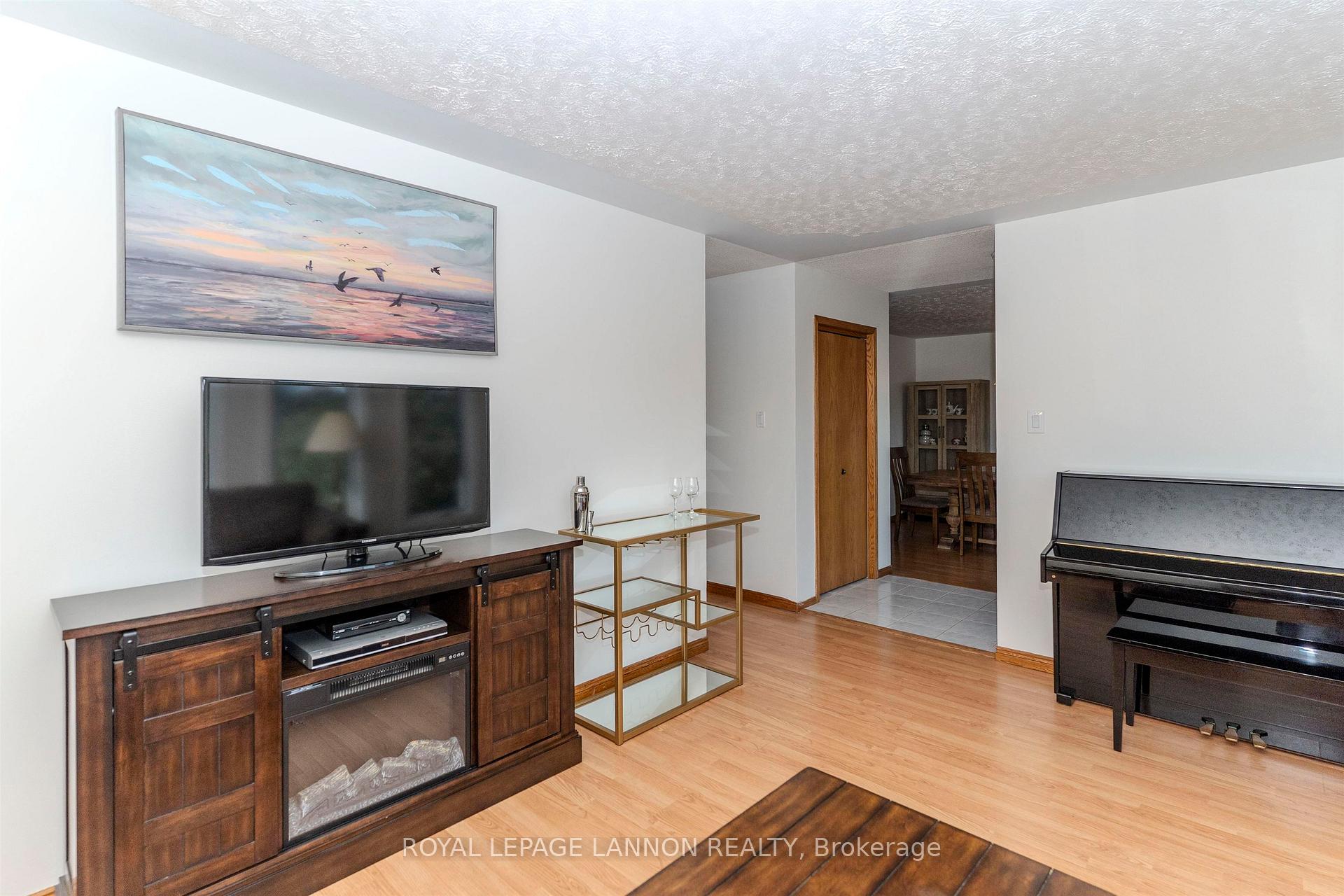Photo 4 of 49 Wasco Drive, Thunder Bay, John Street South — HOMEH