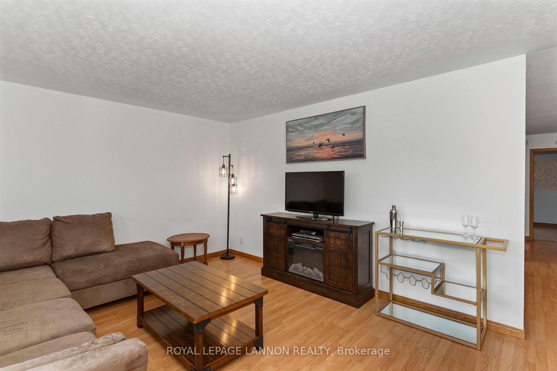 Photo 5 of 49 Wasco Drive, Thunder Bay, John Street South — HOMEH
