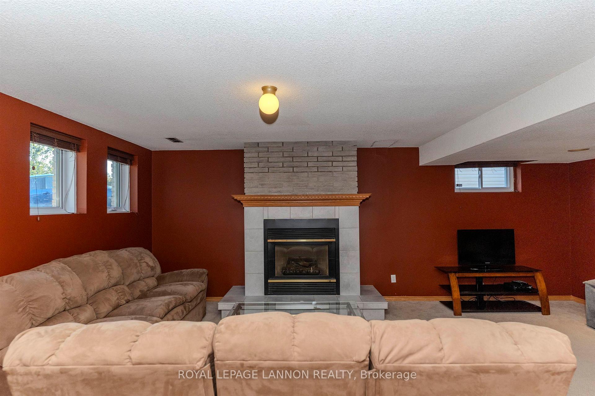 Photo 29 of 49 Wasco Drive, Thunder Bay, John Street South — HOMEH