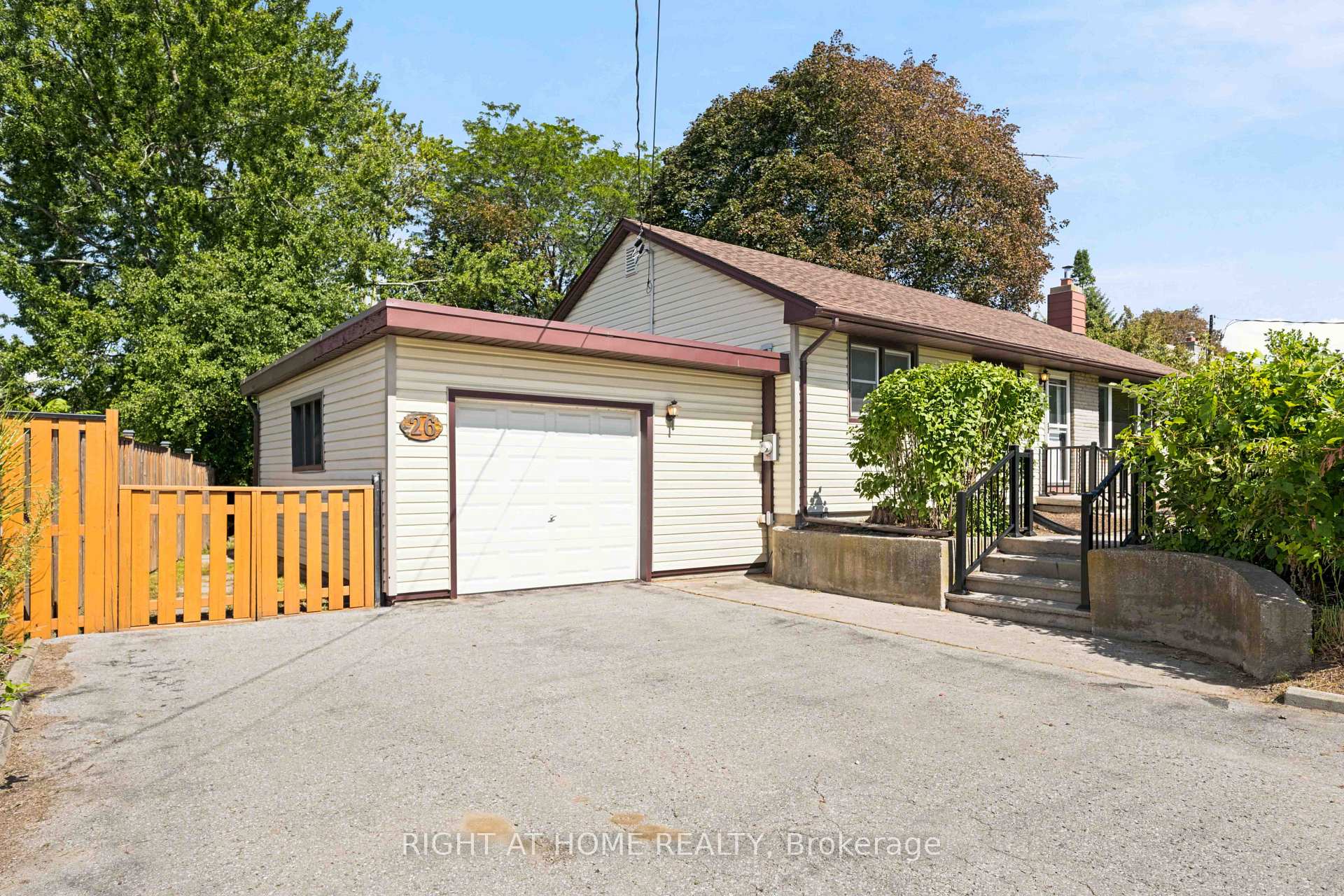 Photo 4 of 26 Phair Avenue, Clarington, Courtice — HOMEH