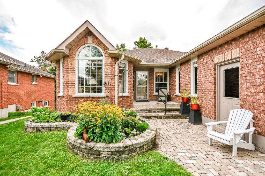 Photo 2 of 51 Johnson Street, Orillia — HOMEH