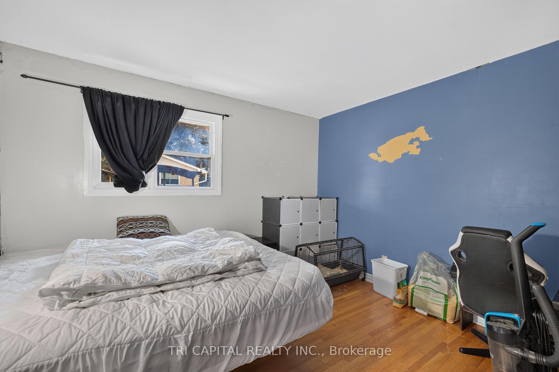 Photo 11 of 4 Harding Crescent, London, South Y — HOMEH