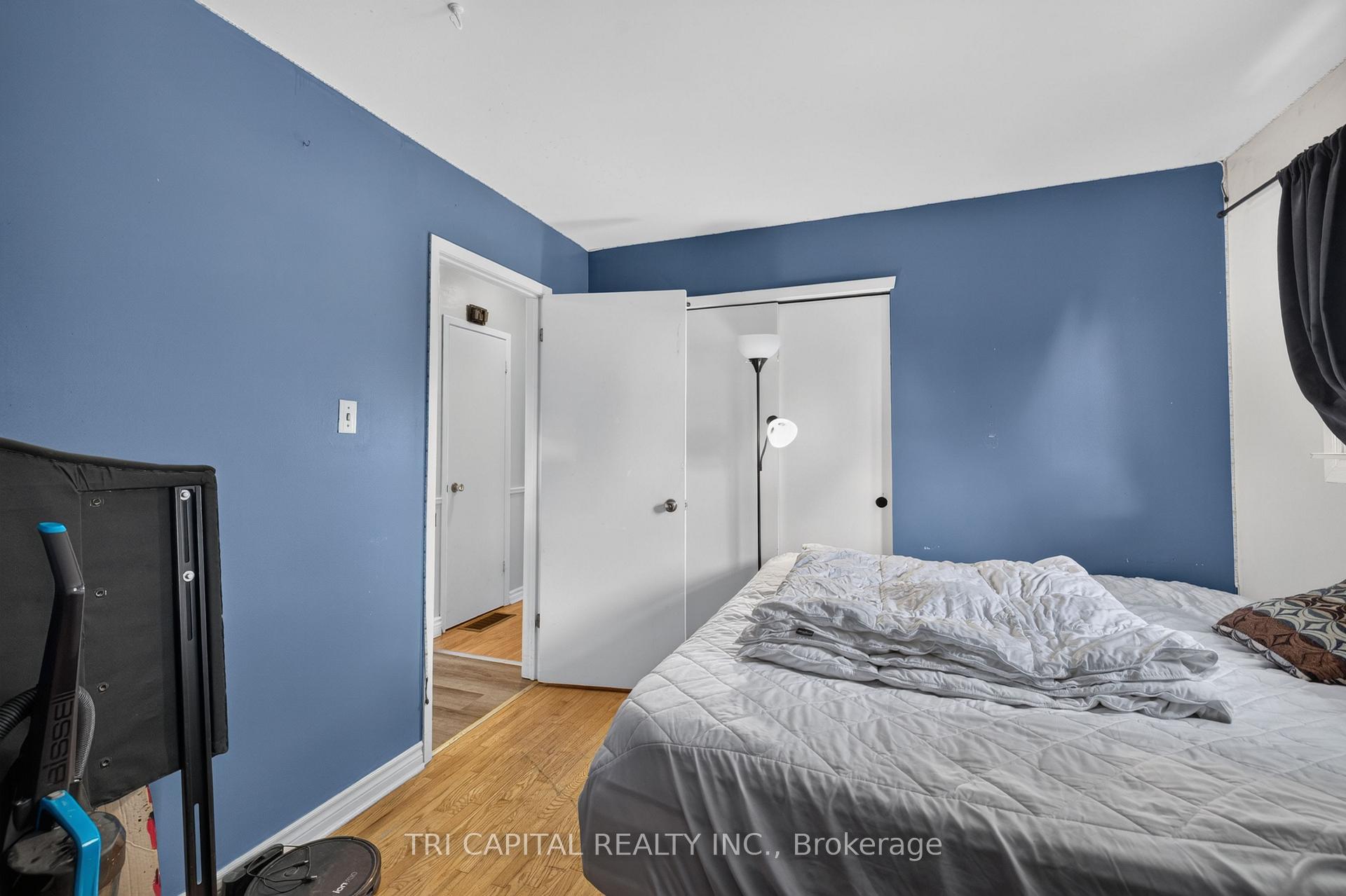 Photo 12 of 4 Harding Crescent, London, South Y — HOMEH