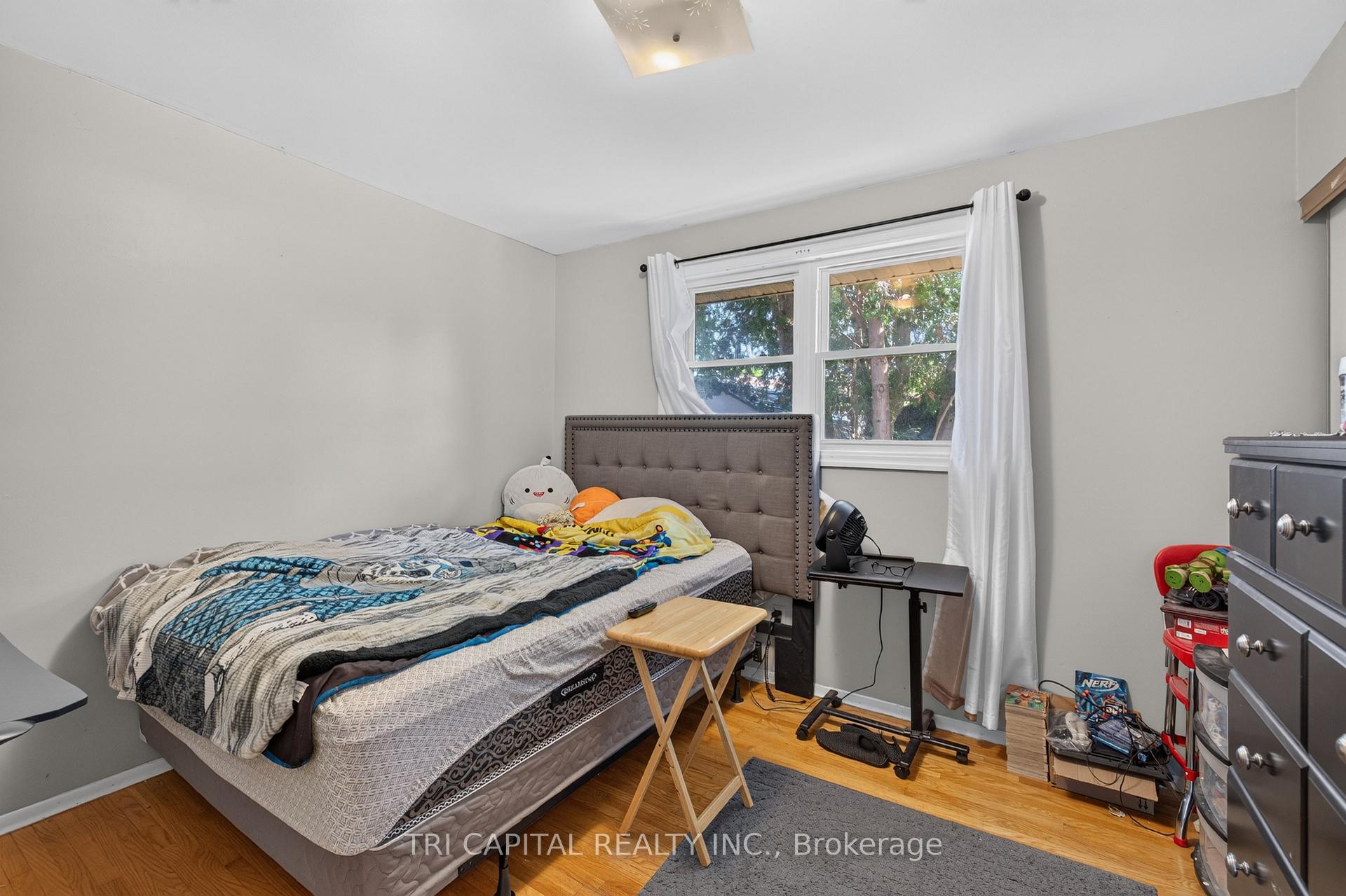 Photo 13 of 4 Harding Crescent, London, South Y — HOMEH