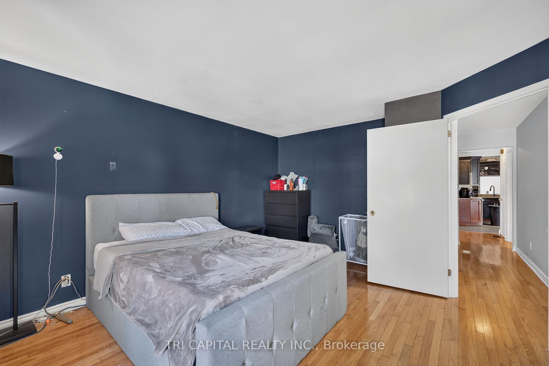 Photo 18 of 4 Harding Crescent, London, South Y — HOMEH