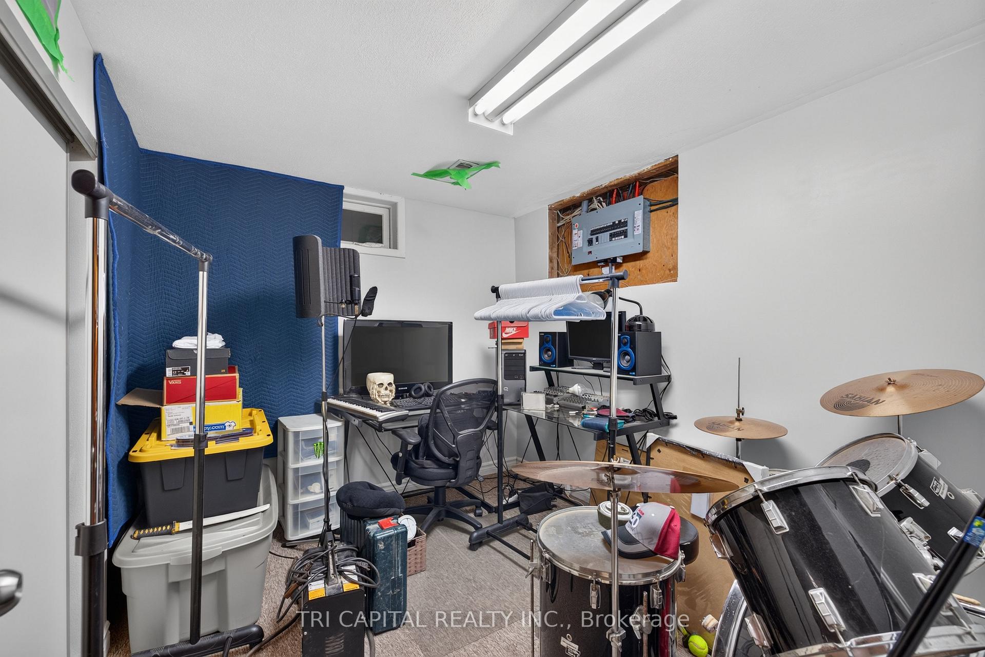 Photo 27 of 4 Harding Crescent, London, South Y — HOMEH