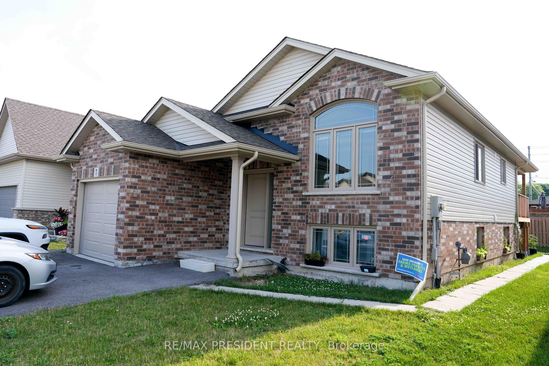 Photo 3 of 7 Berkshire Drive, St. Catharines, Carlton/Bunting — HOMEH