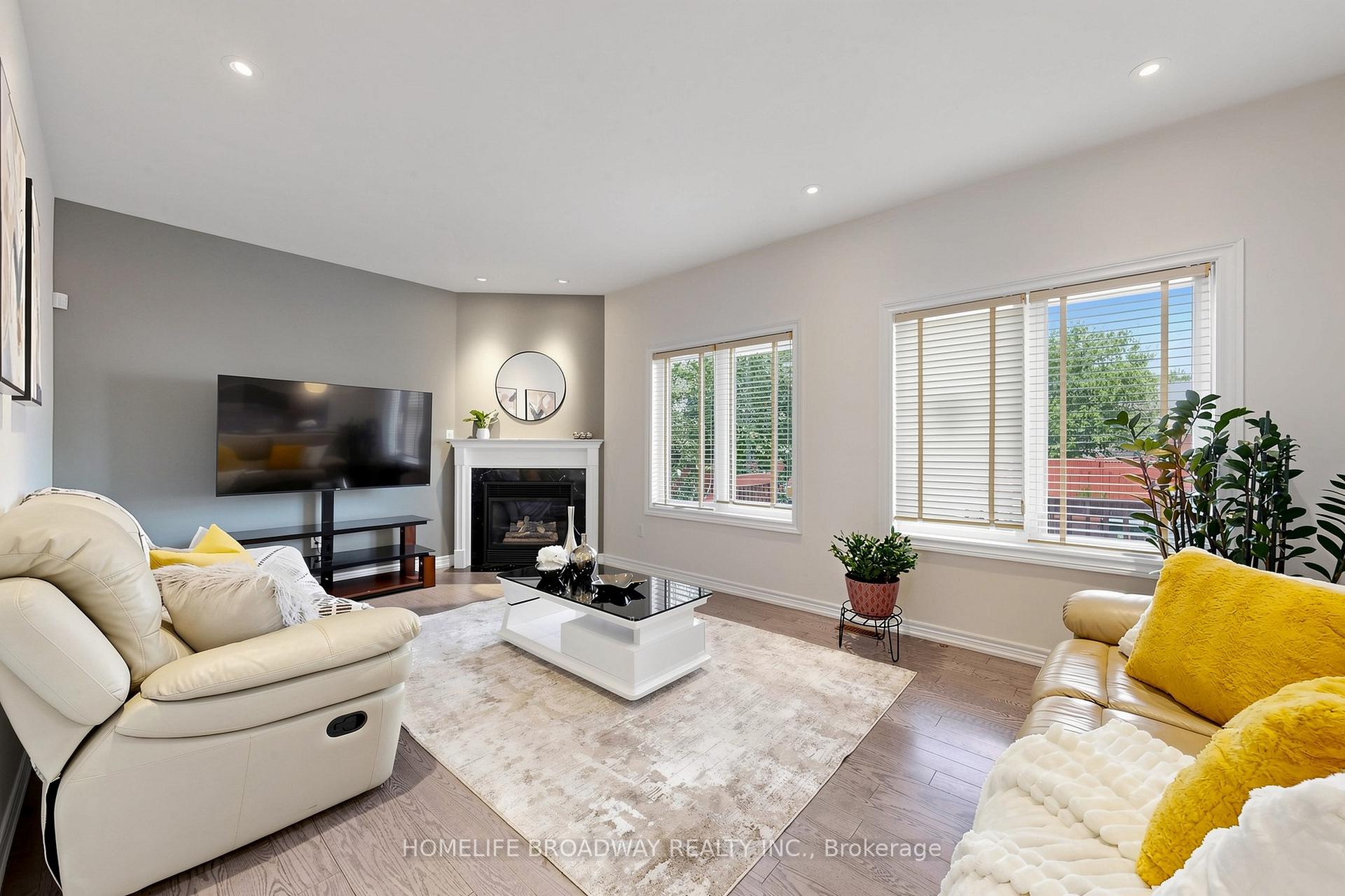 Photo 10 of 143 Village Gate Drive, Markham, Cachet — HOMEH