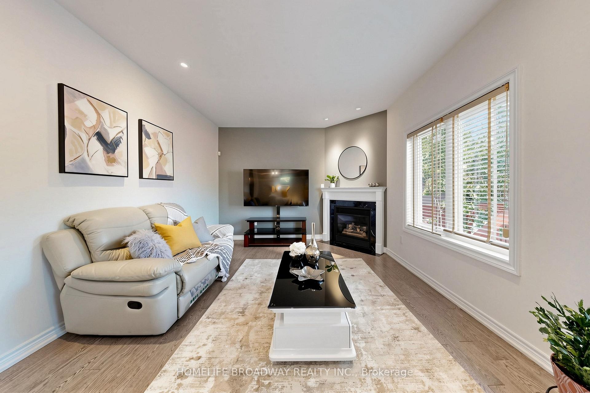 Photo 11 of 143 Village Gate Drive, Markham, Cachet — HOMEH