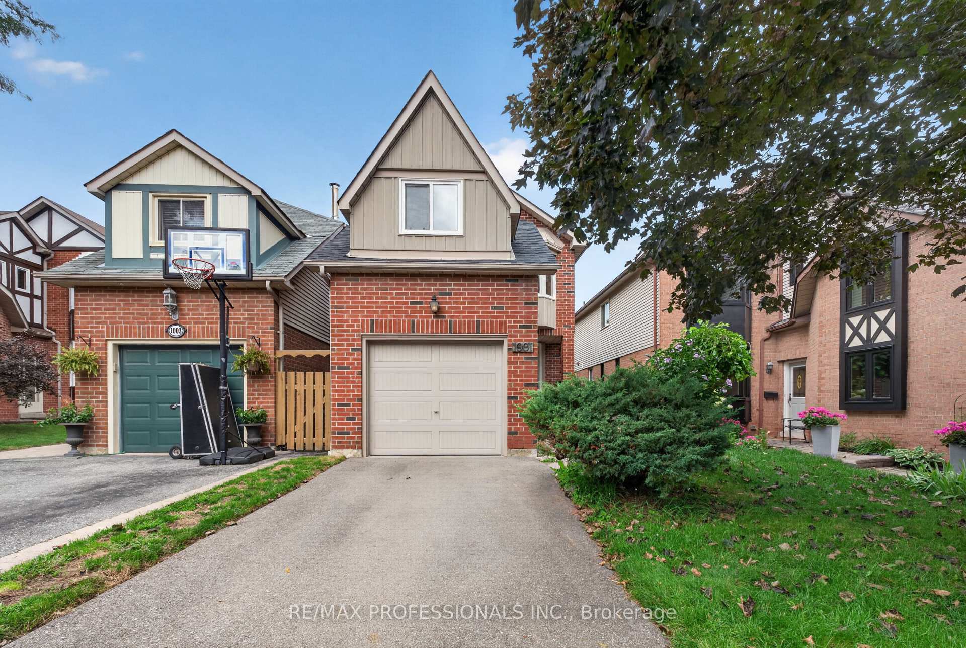 Photo 1 of 1001 Redbird Crescent, Pickering, Liverpool — HOMEH