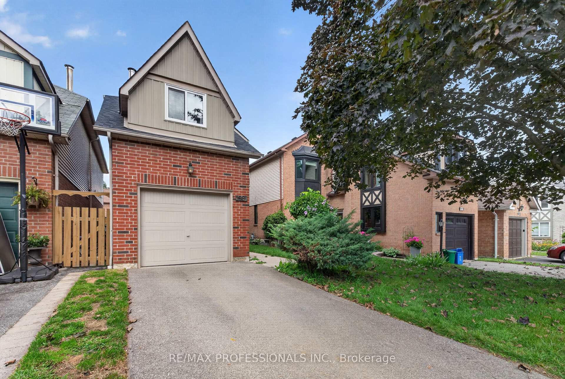 Photo 2 of 1001 Redbird Crescent, Pickering, Liverpool — HOMEH