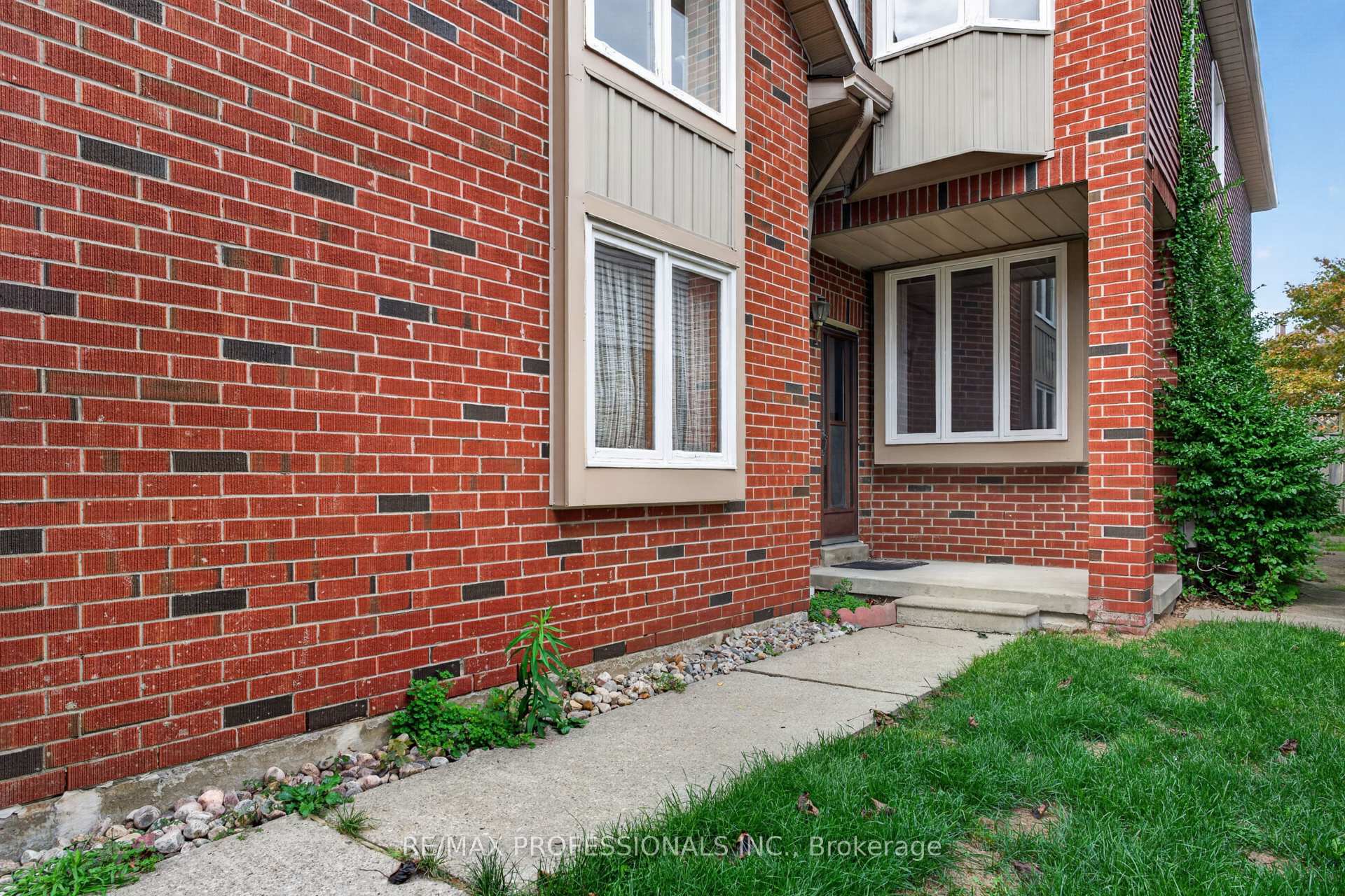 Photo 3 of 1001 Redbird Crescent, Pickering, Liverpool — HOMEH