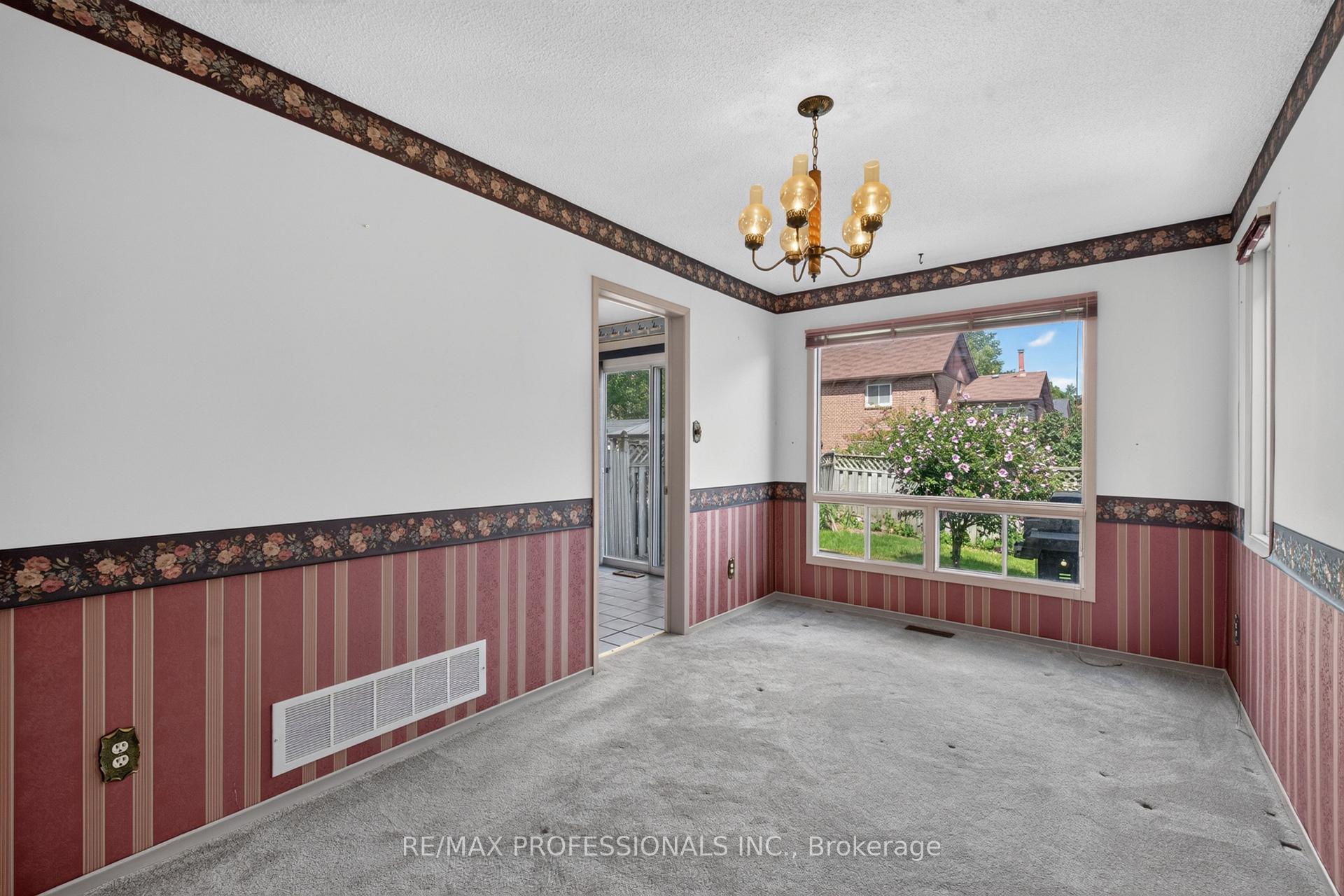 Photo 11 of 1001 Redbird Crescent, Pickering, Liverpool — HOMEH