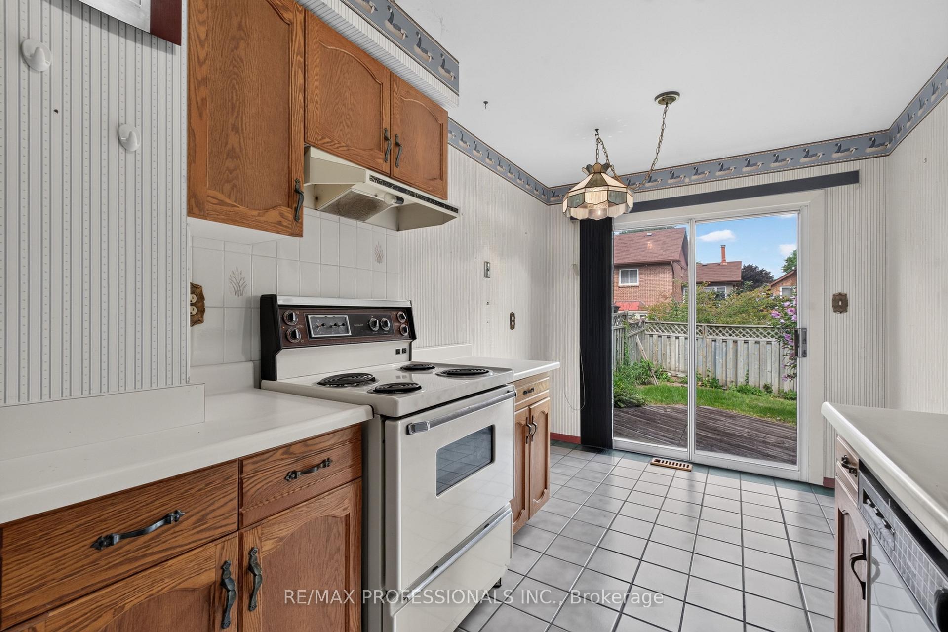 Photo 14 of 1001 Redbird Crescent, Pickering, Liverpool — HOMEH