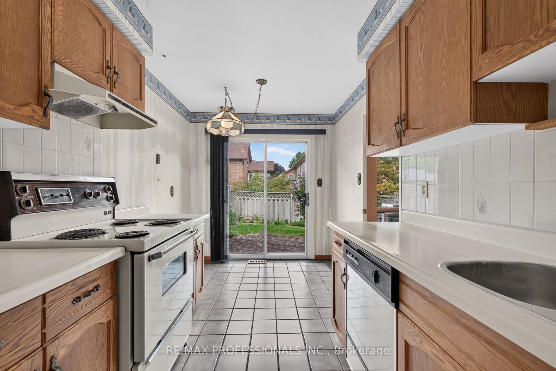 Photo 15 of 1001 Redbird Crescent, Pickering, Liverpool — HOMEH