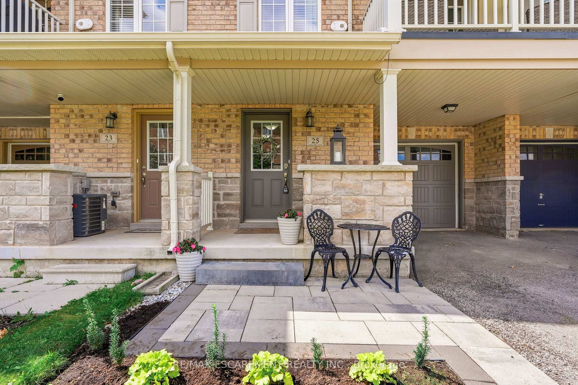 Photo 2 of 25 Hiscott Drive, Hamilton, Waterdown — HOMEH