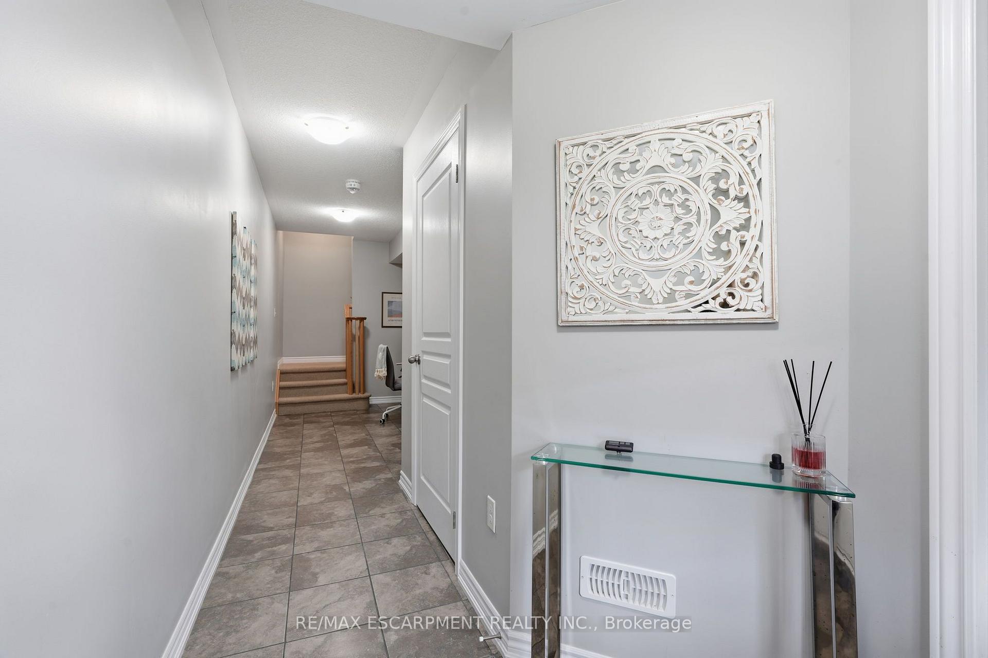 Photo 3 of 25 Hiscott Drive, Hamilton, Waterdown — HOMEH