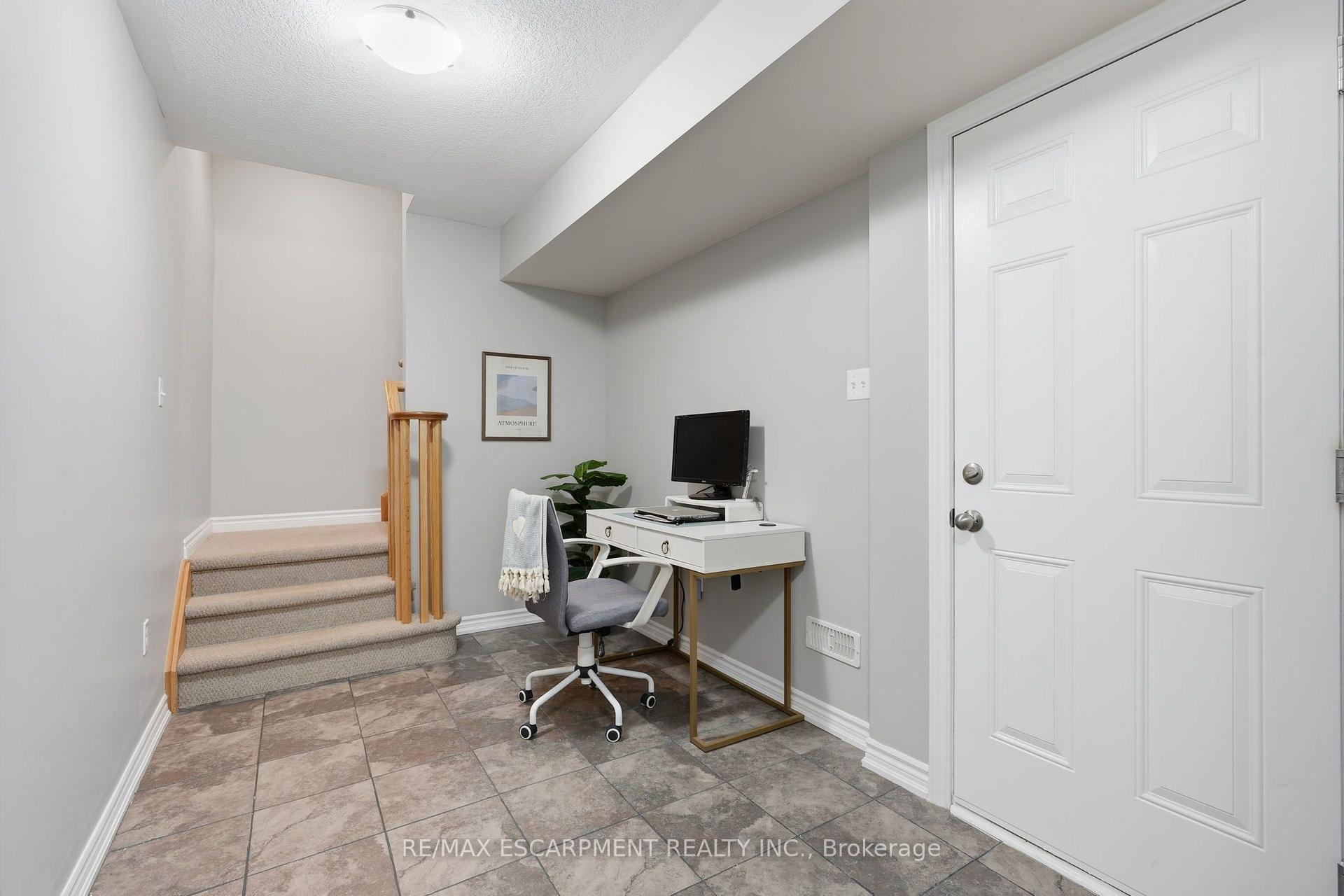 Photo 4 of 25 Hiscott Drive, Hamilton, Waterdown — HOMEH