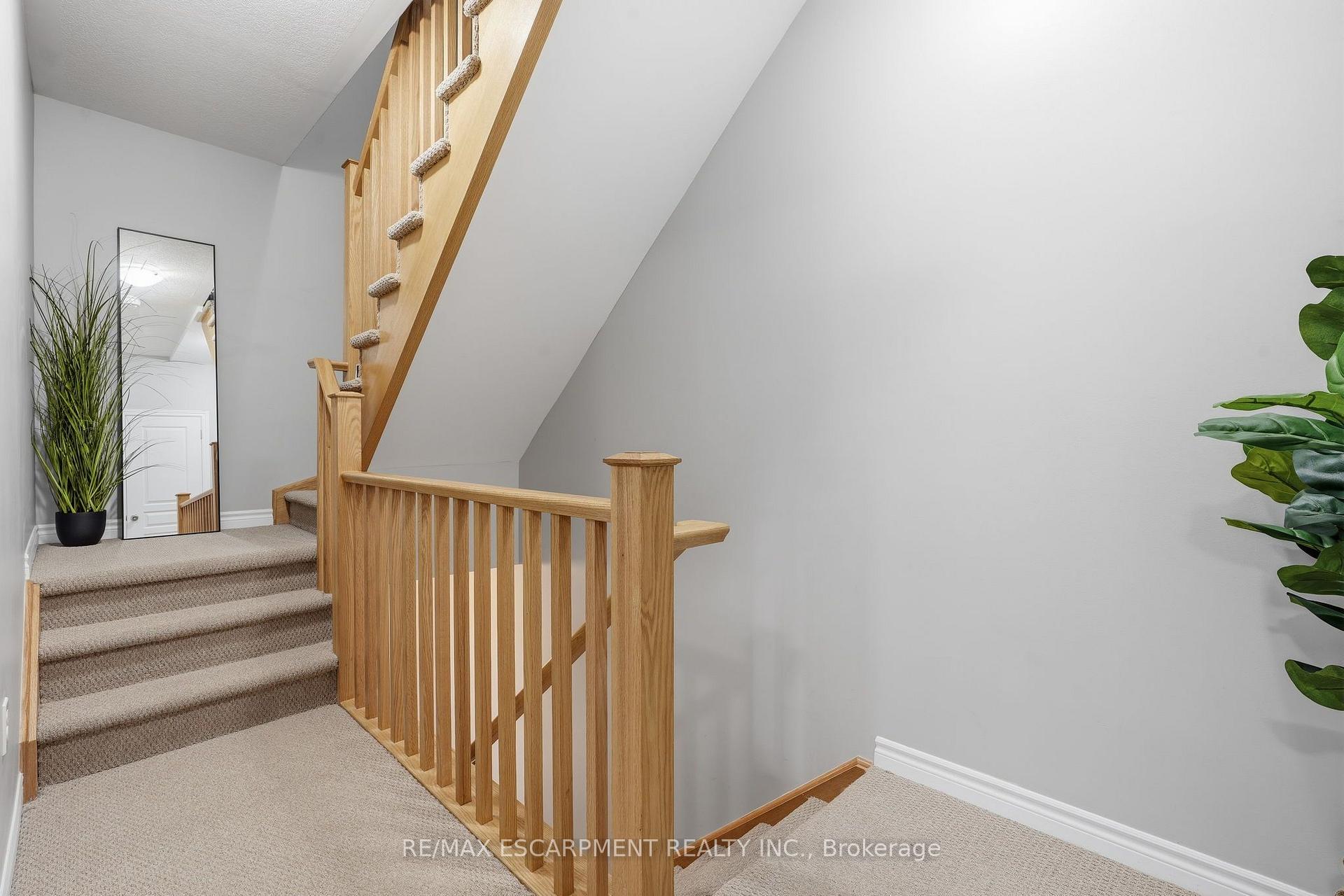 Photo 5 of 25 Hiscott Drive, Hamilton, Waterdown — HOMEH