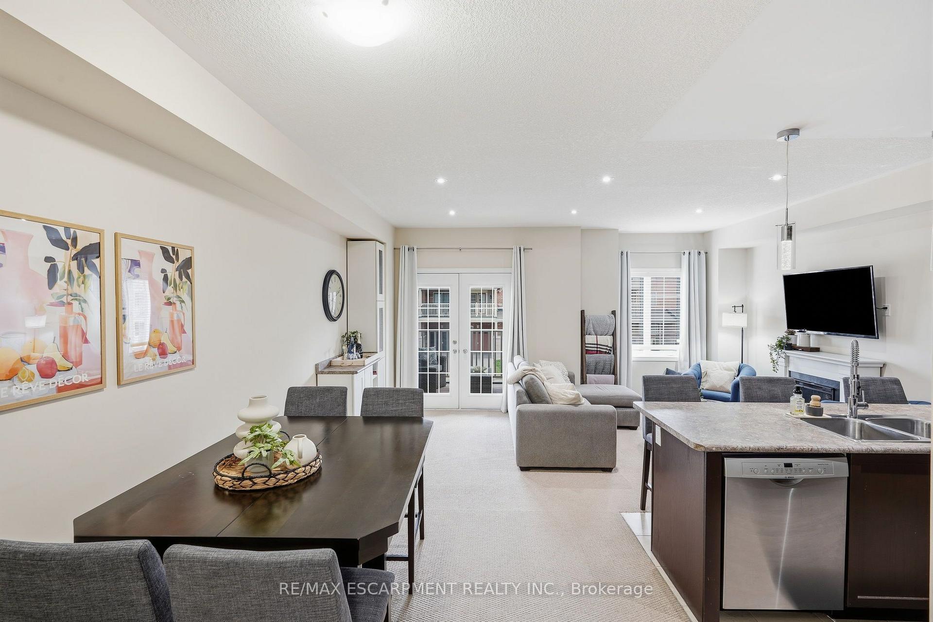 Photo 6 of 25 Hiscott Drive, Hamilton, Waterdown — HOMEH