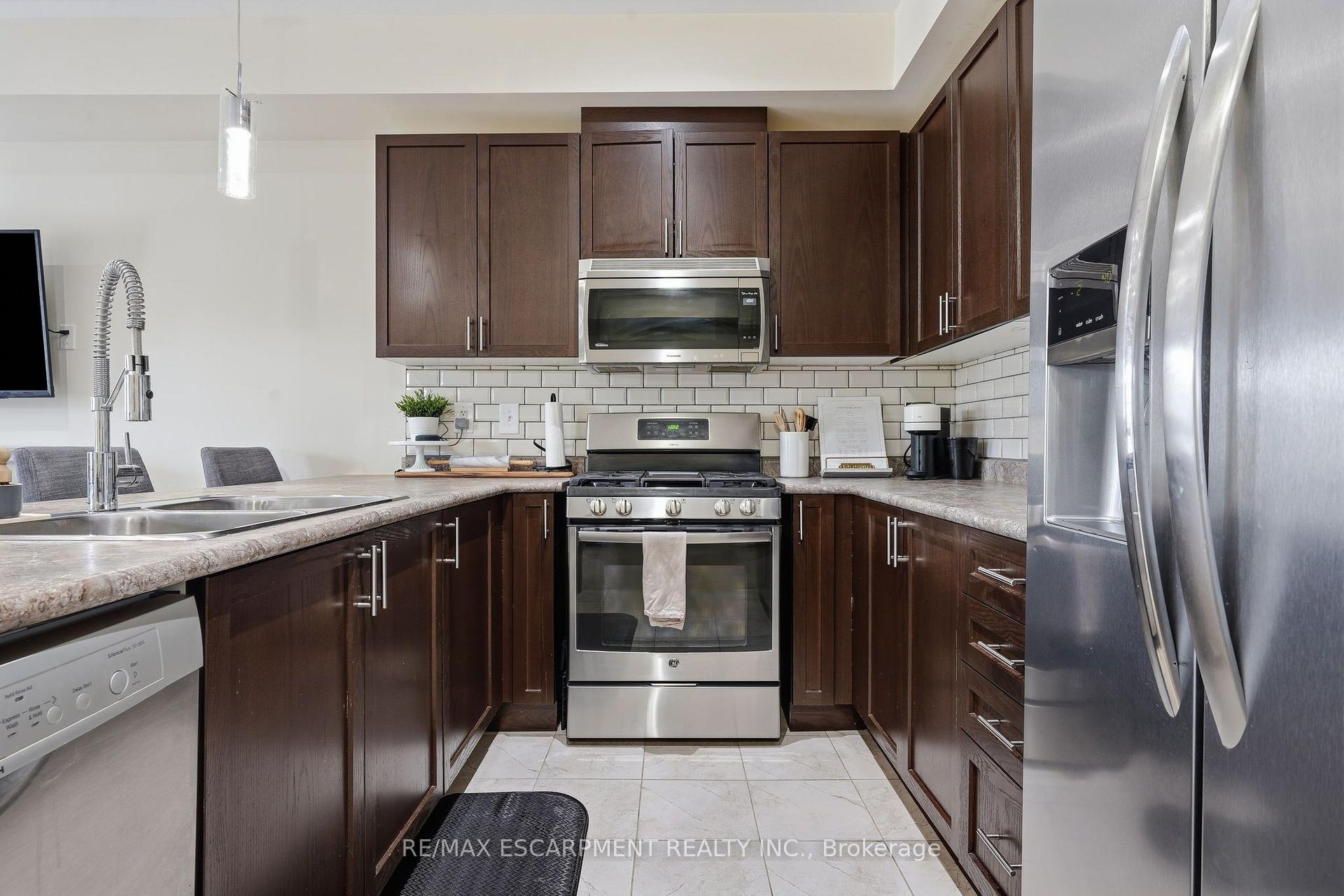 Photo 7 of 25 Hiscott Drive, Hamilton, Waterdown — HOMEH